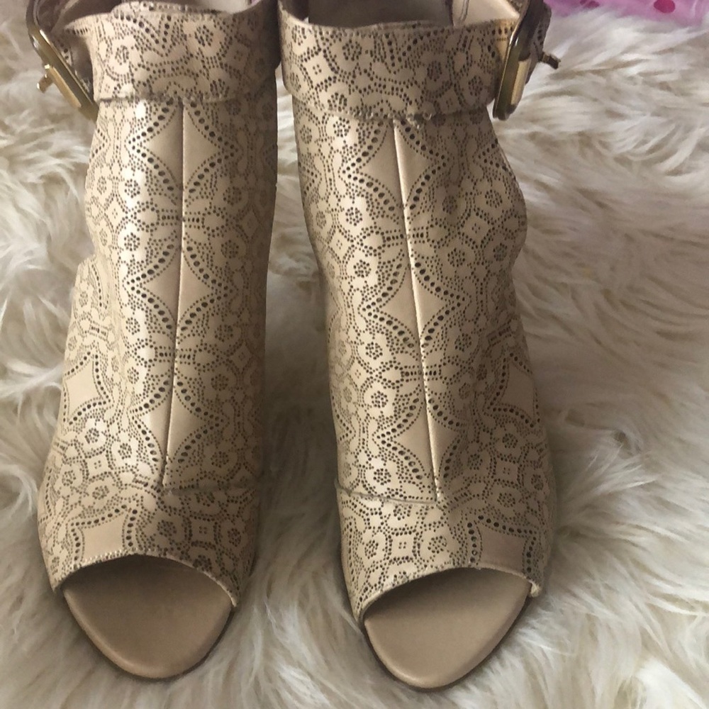 GENTLY WORN BURBERRY SHOES SZ 39